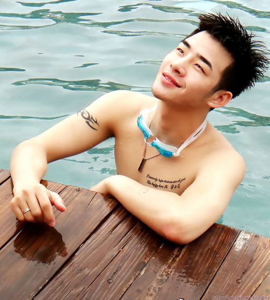 หนุ่มตี๋ชวนเล่นนำ้
