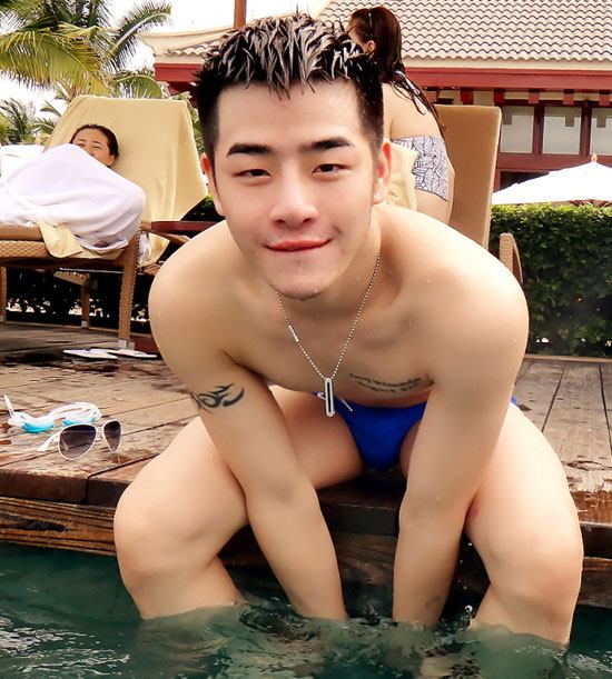 หนุ่มตี๋ชวนเล่นนำ้
