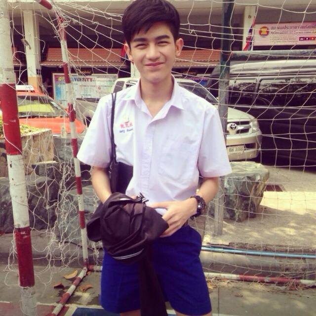 ใครรู้จักพี่เขาบ้างค่ะ