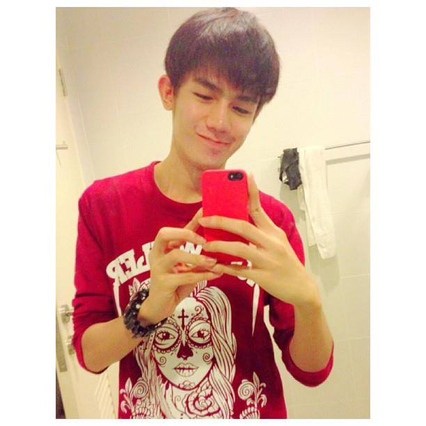 ใครรู้จักพี่เขาบ้างค่ะ