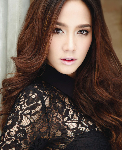ภาพฟิตติ้ง ของซุป'ตาร์อันดับหนึ่ง อั้ม พัชราภา จากกองละครเรื่อง พราว