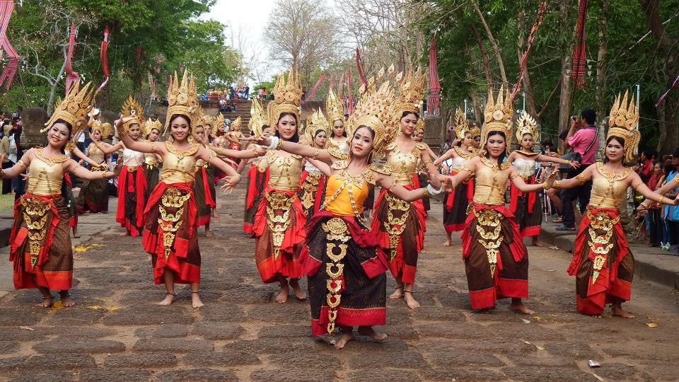 ประมวลภาพงานประเพณีขึ้นเขาพนมรุ้งประจำปี 2557