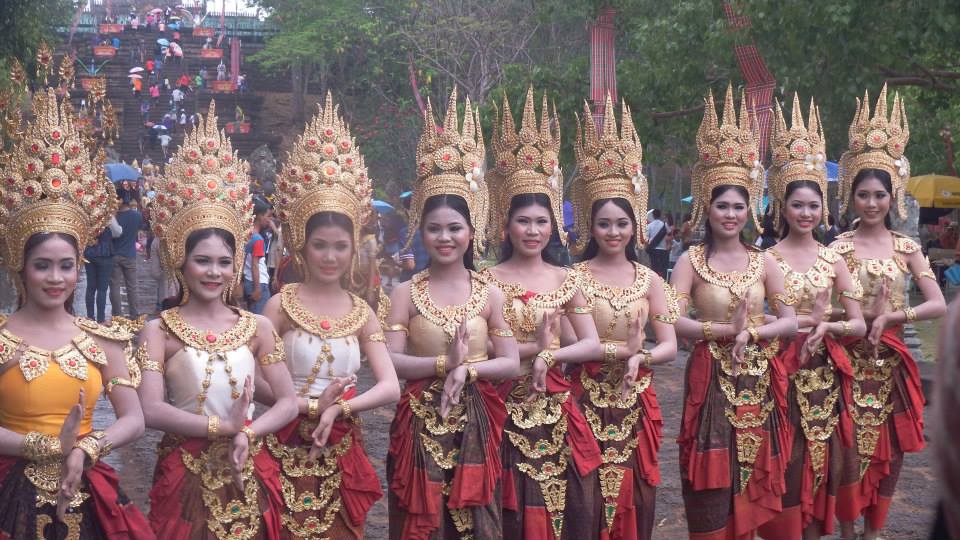 ประมวลภาพงานประเพณีขึ้นเขาพนมรุ้งประจำปี 2557