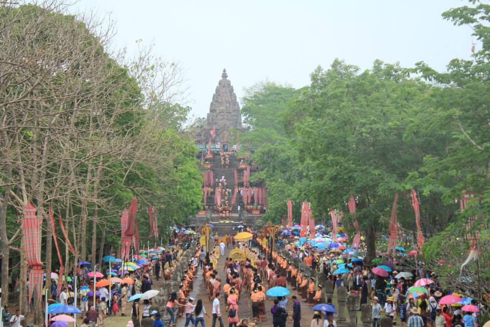 ประมวลภาพงานประเพณีขึ้นเขาพนมรุ้งประจำปี 2557