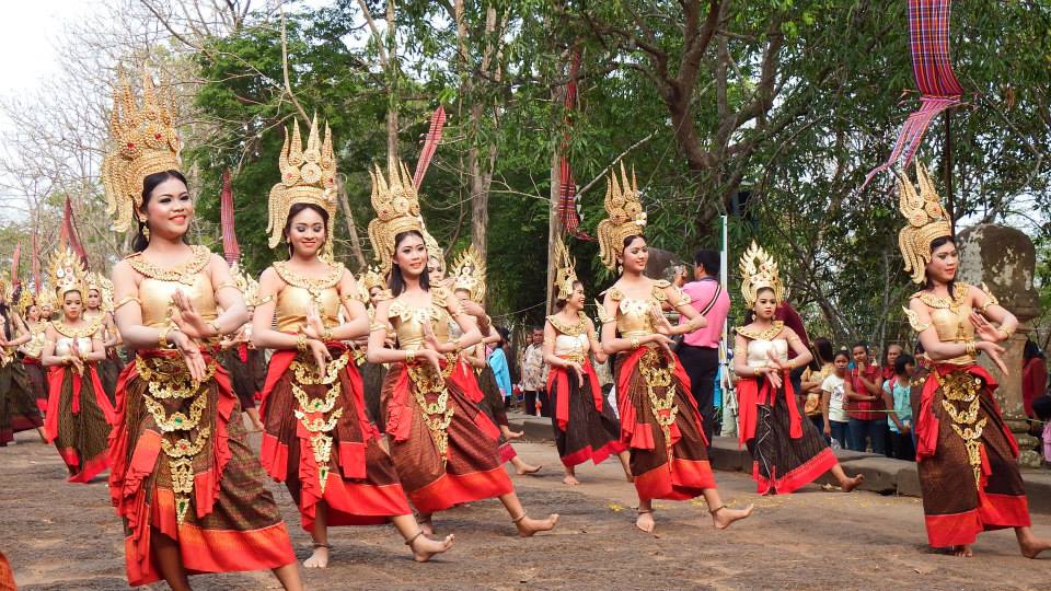 ประมวลภาพงานประเพณีขึ้นเขาพนมรุ้งประจำปี 2557
