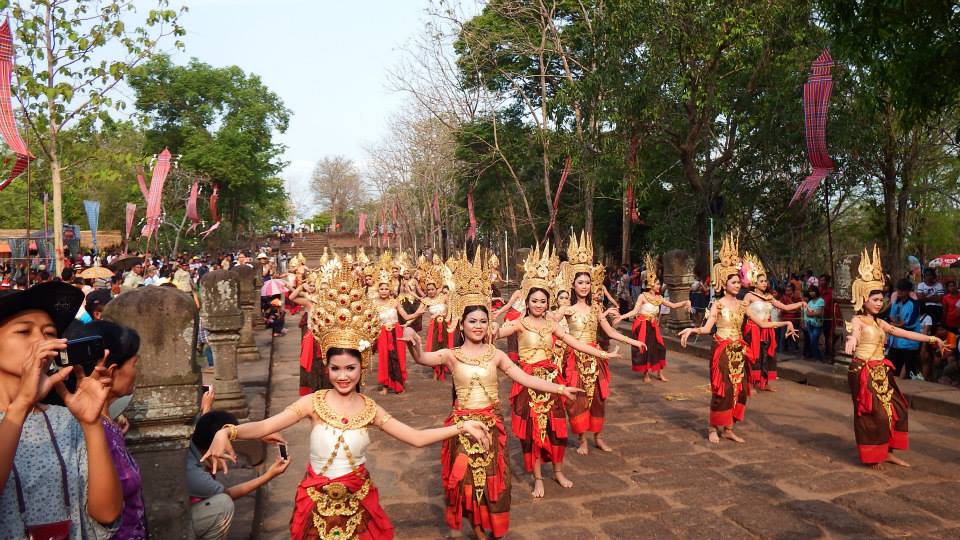 ประมวลภาพงานประเพณีขึ้นเขาพนมรุ้งประจำปี 2557
