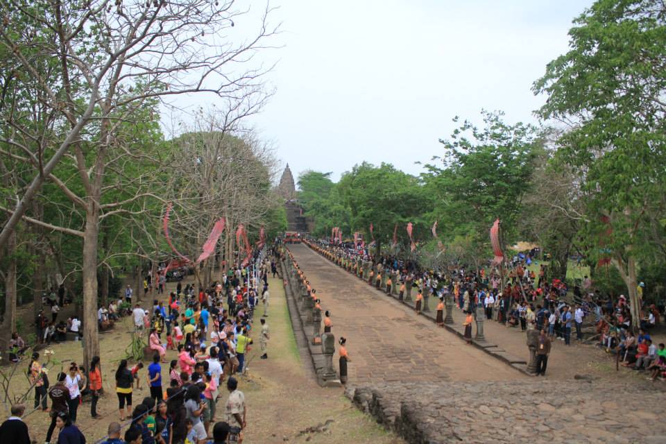 ประมวลภาพงานประเพณีขึ้นเขาพนมรุ้งประจำปี 2557
