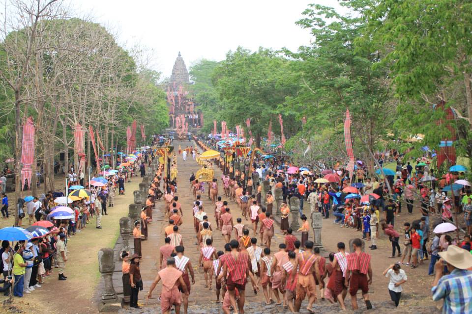 ประมวลภาพงานประเพณีขึ้นเขาพนมรุ้งประจำปี 2557