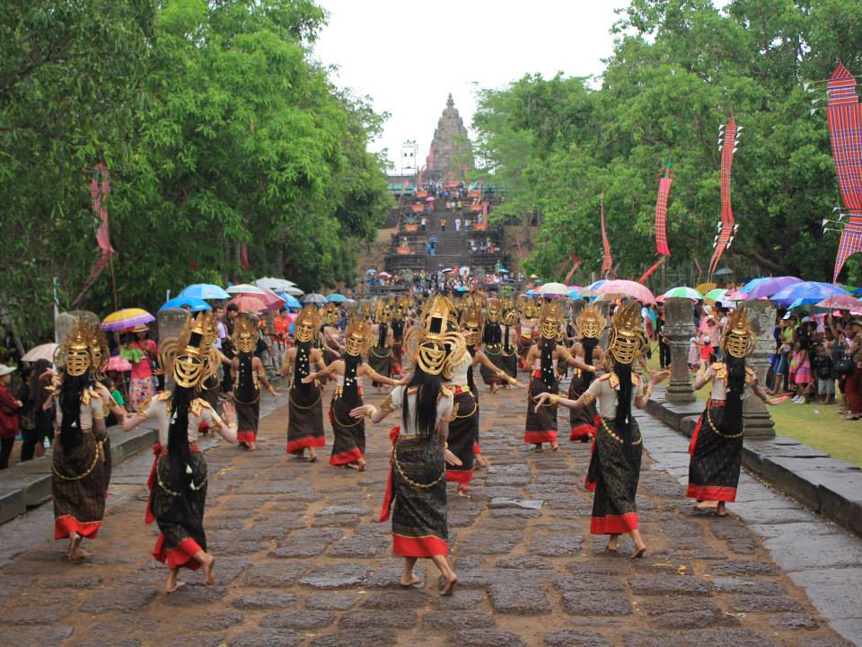ประมวลภาพงานประเพณีขึ้นเขาพนมรุ้งประจำปี 2557