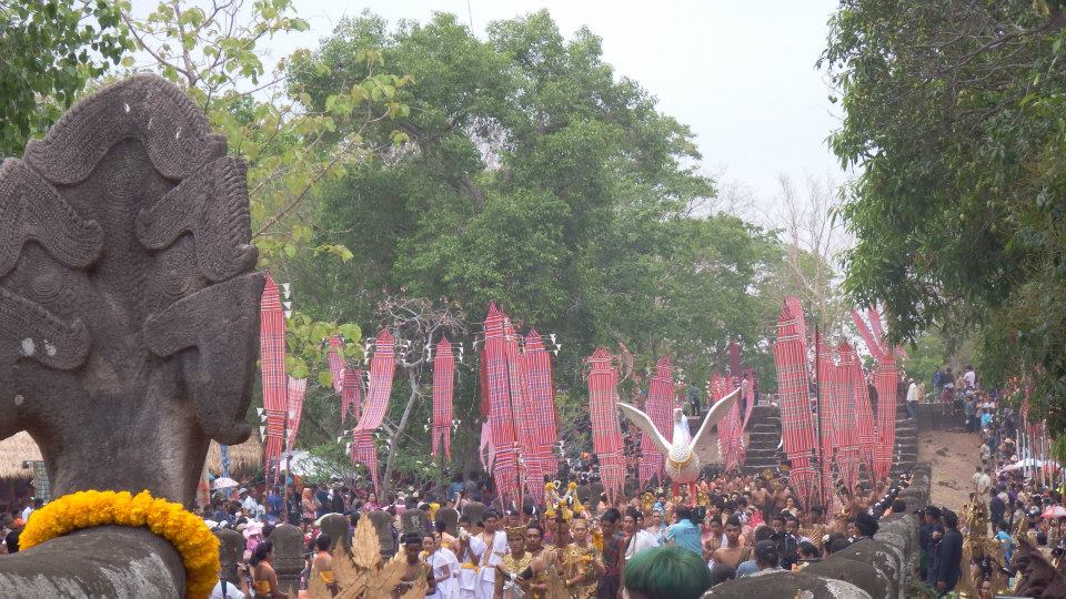 ประมวลภาพงานประเพณีขึ้นเขาพนมรุ้งประจำปี 2557