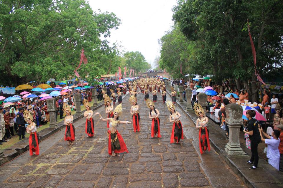 ประมวลภาพงานประเพณีขึ้นเขาพนมรุ้งประจำปี 2557