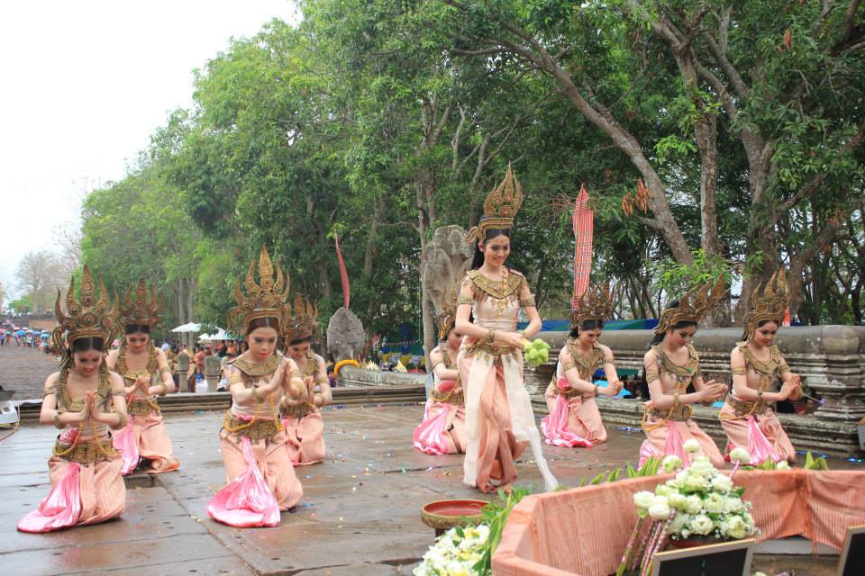 ประมวลภาพงานประเพณีขึ้นเขาพนมรุ้งประจำปี 2557