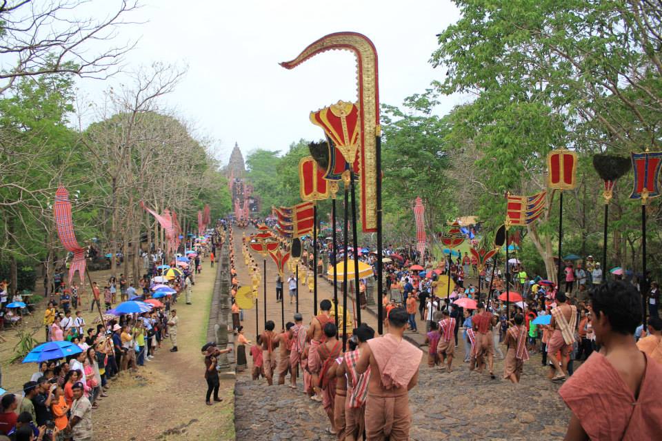 ประมวลภาพงานประเพณีขึ้นเขาพนมรุ้งประจำปี 2557