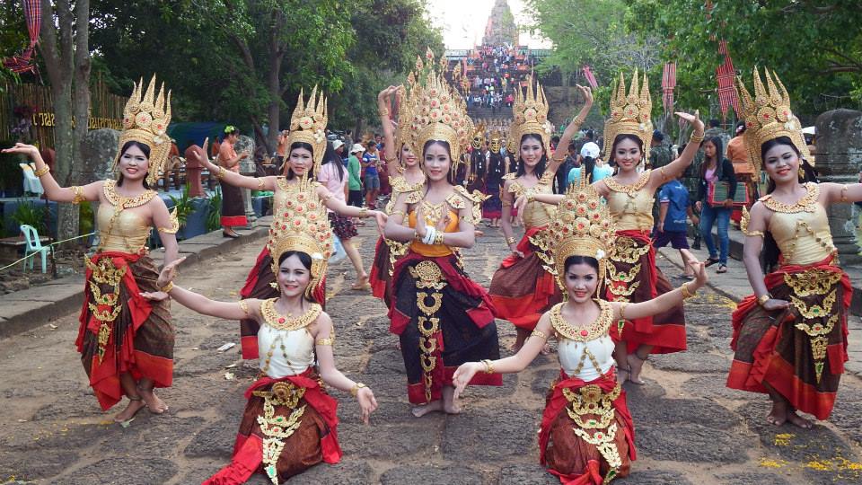ประมวลภาพงานประเพณีขึ้นเขาพนมรุ้งประจำปี 2557