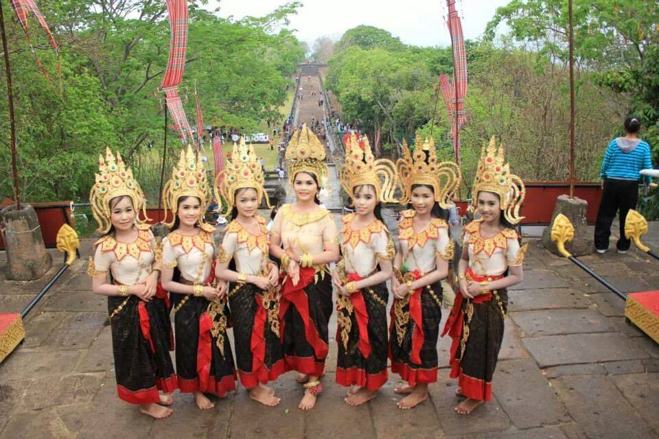 ประมวลภาพงานประเพณีขึ้นเขาพนมรุ้งประจำปี 2557