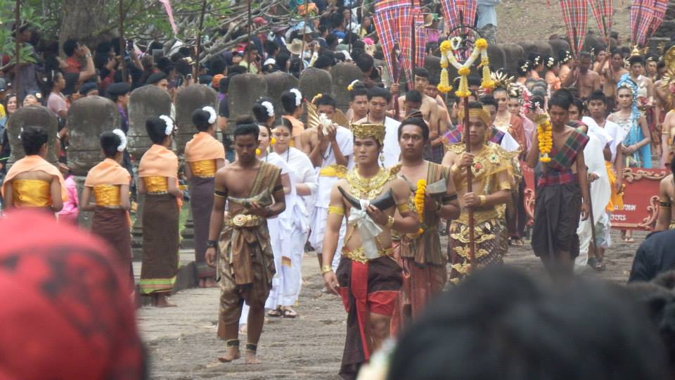ประมวลภาพงานประเพณีขึ้นเขาพนมรุ้งประจำปี 2557