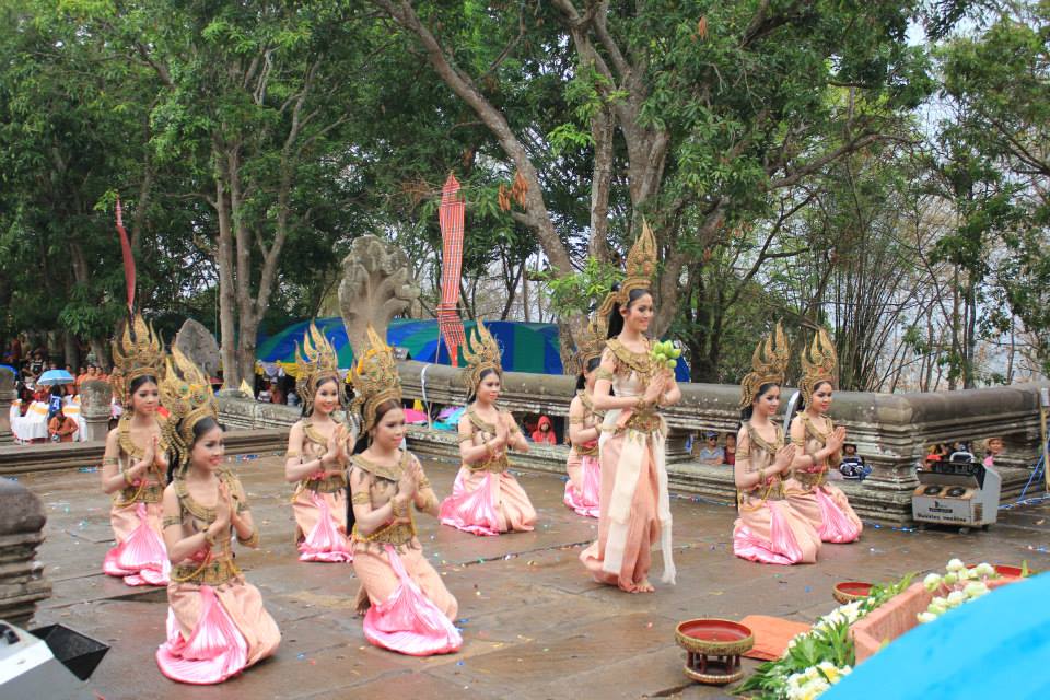 ประมวลภาพงานประเพณีขึ้นเขาพนมรุ้งประจำปี 2557