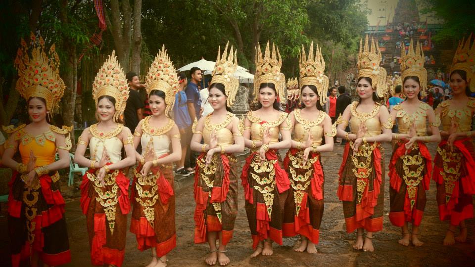 ประมวลภาพงานประเพณีขึ้นเขาพนมรุ้งประจำปี 2557