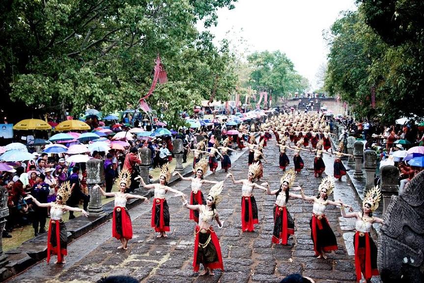 ประมวลภาพงานประเพณีขึ้นเขาพนมรุ้งประจำปี 2557