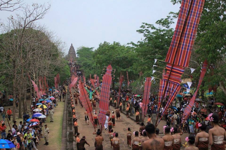 ประมวลภาพงานประเพณีขึ้นเขาพนมรุ้งประจำปี 2557