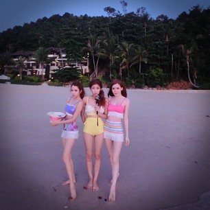 แคทตี้ โชว์ผิวขาว สวย ในชุดบีกินี่