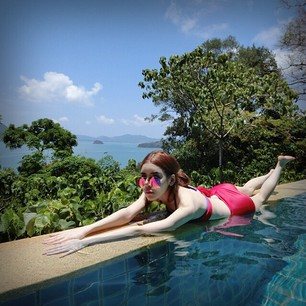 แคทตี้ โชว์ผิวขาว สวย ในชุดบีกินี่