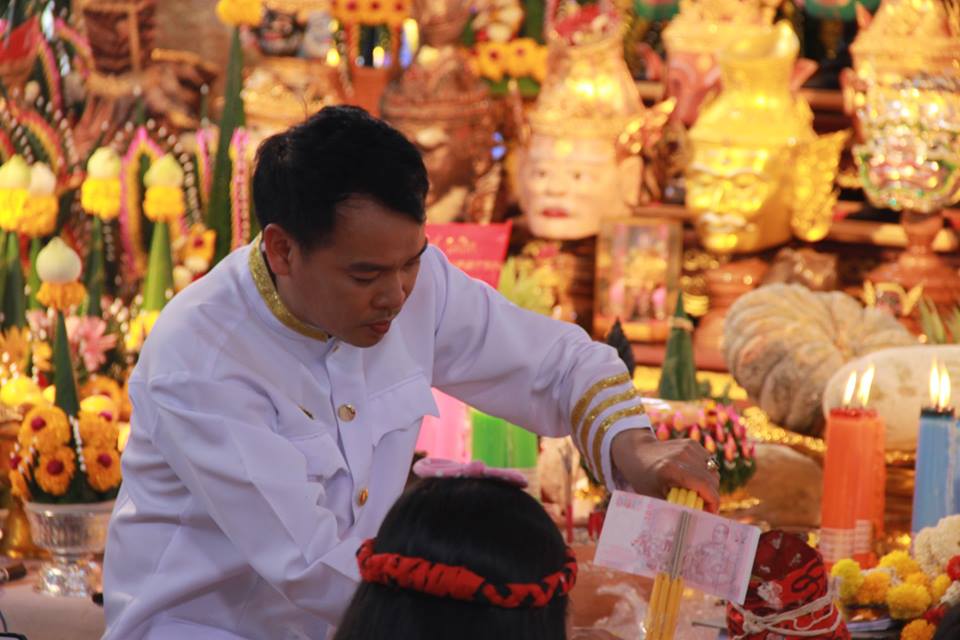 พิธีไหว้ครู โซนมิราเคิล แชนแนล โดย อ.หัตถา เลขจิตในงาน "คนไทยหัวใจเกษตรครั้งที่5