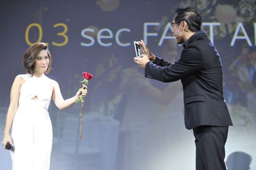 มาดูคุณกะรัตในงานเปิดตัว Samsung S5 กัน [[นางเจิดอีก สวยอีก]]