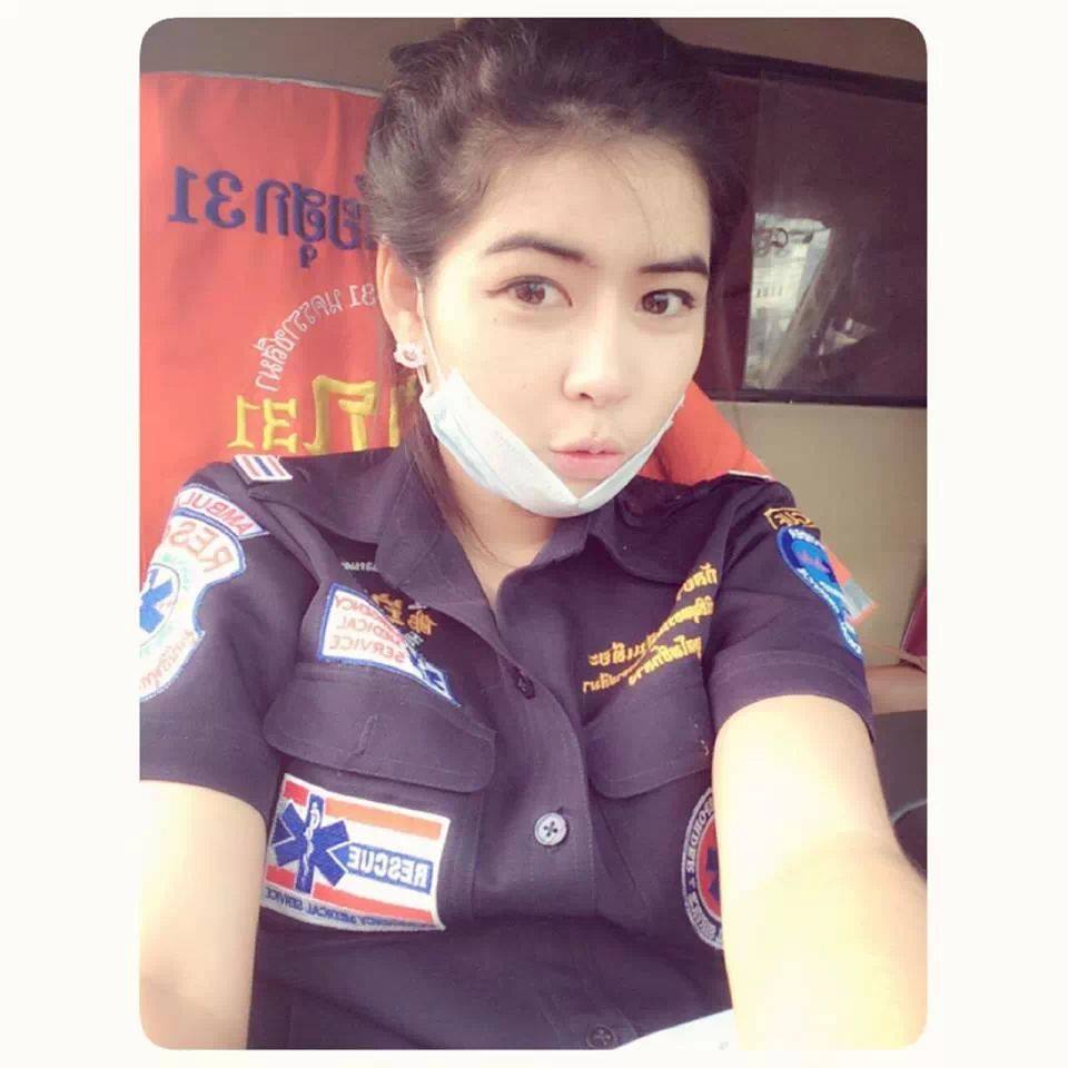 สาวในเครื่องแบบ<3
