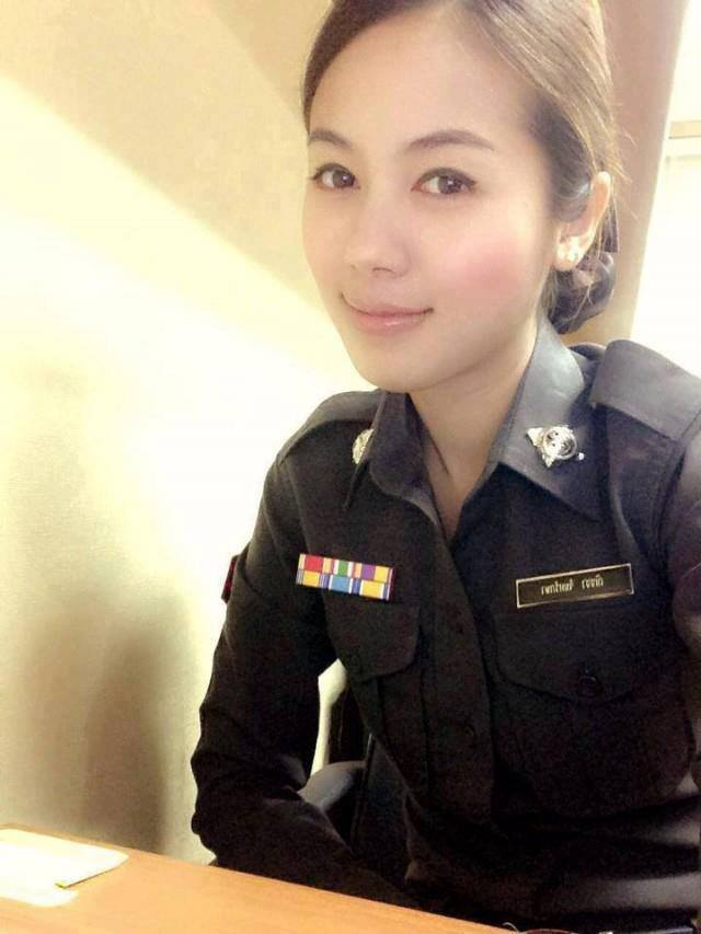สาวในเครื่องแบบ<3