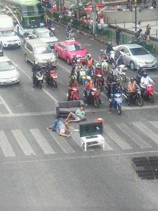 แชร์กระจาย! ภาพ 2 หนุ่ม นั่งดูทีวีกลางแยกอโศก