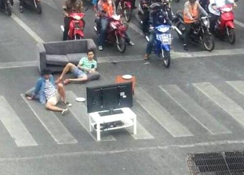 แชร์กระจาย! ภาพ 2 หนุ่ม นั่งดูทีวีกลางแยกอโศก
