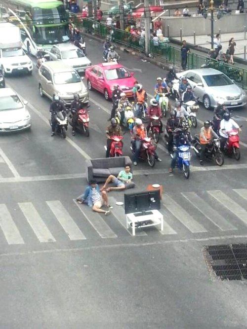 แชร์กระจาย! ภาพ 2 หนุ่ม นั่งดูทีวีกลางแยกอโศก