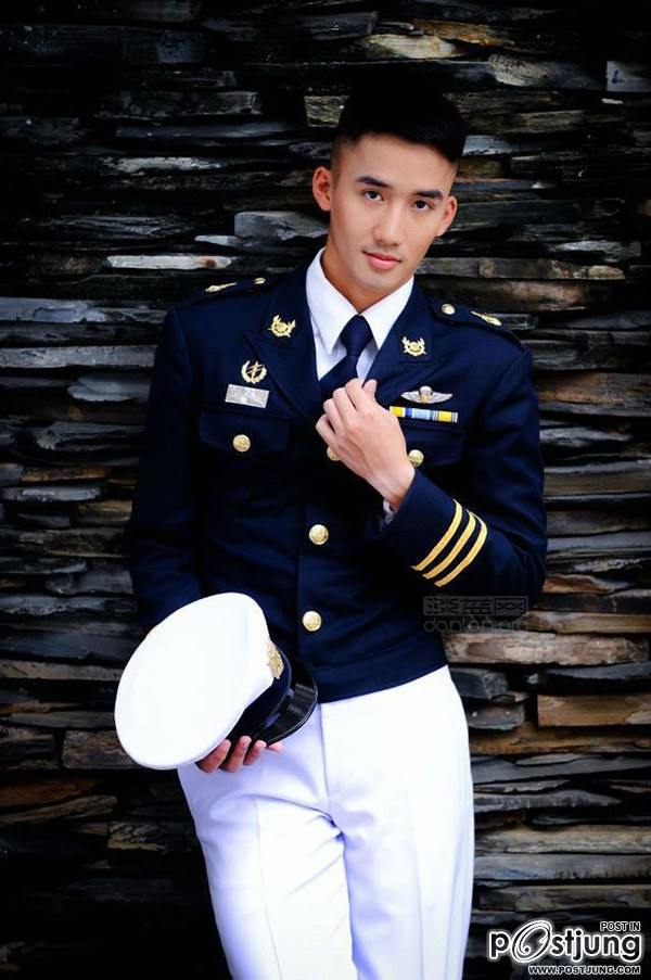 ทหารหล่อ