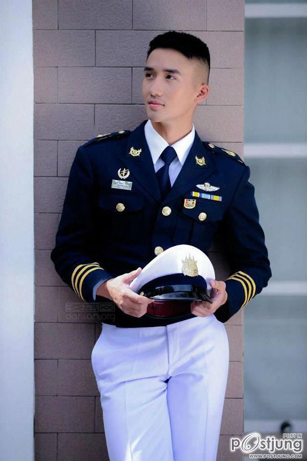 ทหารหล่อ