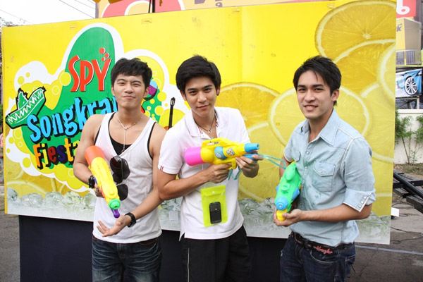 รวบหนุ่มๆ หน้าตาดีช่วงสงกรานต์