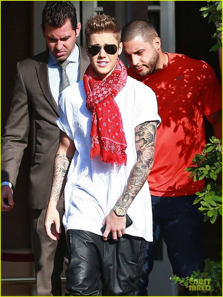 Justin Bieber Makes Time to Show His Gratitude To Fans in Beverly Hills!