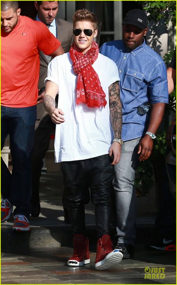 Justin Bieber Makes Time to Show His Gratitude To Fans in Beverly Hills!
