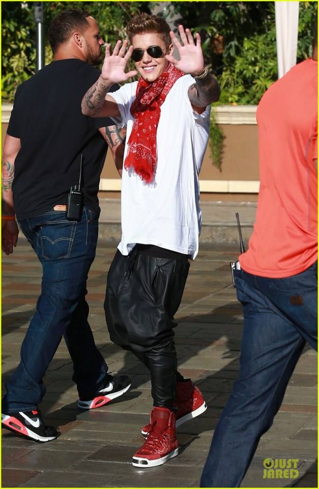 Justin Bieber Makes Time to Show His Gratitude To Fans in Beverly Hills!