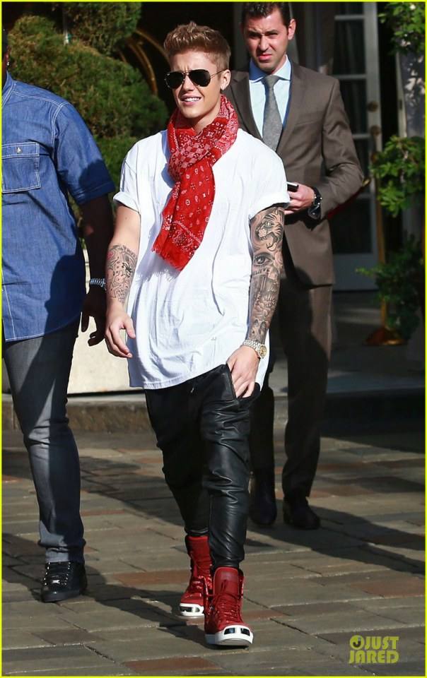 Justin Bieber Makes Time to Show His Gratitude To Fans in Beverly Hills!