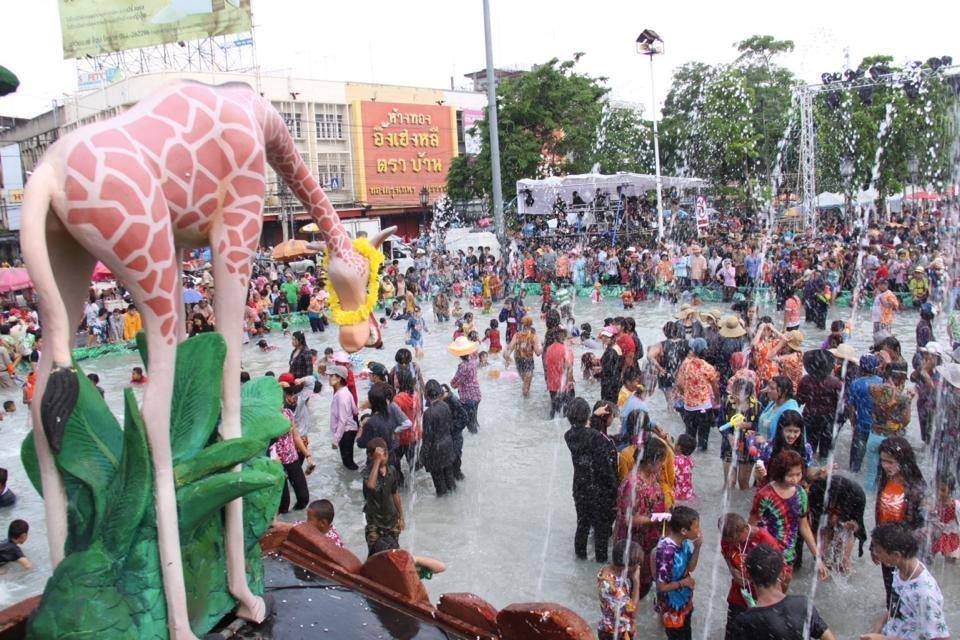 บรรยากาศสงกรานต์โคราช 2557 "มาดาการ์ 2 ยกป่าซ่าส์...มามันส์โคราช