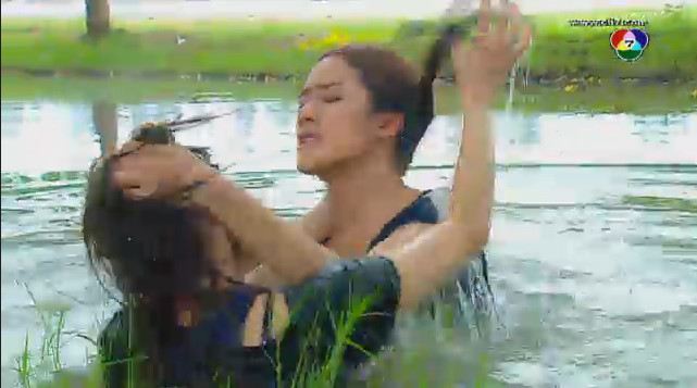 คมพยาบาท เริ่มต้นได้แซ่บมาก ตบกันมันส์สะท้านน้ำ
