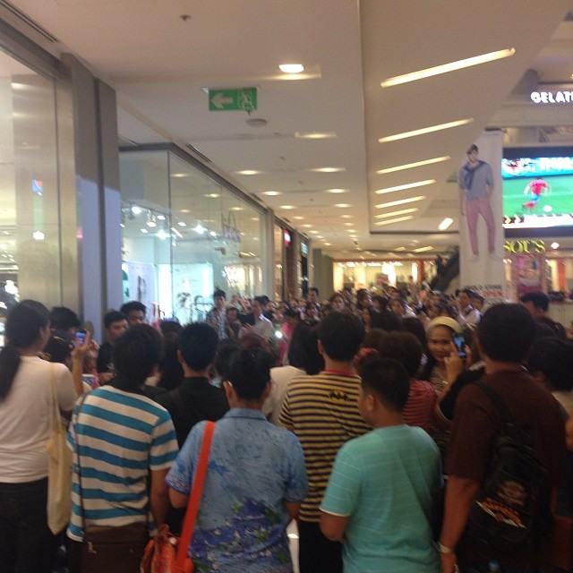 แฟนคลับอั้ม พัชราภา เสียงไม่ตก เต็มที่กับเสียงกรี๊ดลั่นห้าง