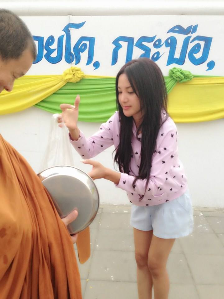 เปิ้ล ไอรีณใส่บาตร