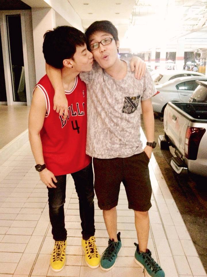 คู่นี้สดๆร้อนๆ เห็นมาอยู่ด้วยกันช่วยกันสร้างเนื้อสร้างตัว คิดว่าจะอยู่กันยาวแต่ก็ไปไม่รอด