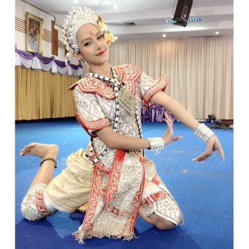 เปรี้ยว ทัศนียา ในชุดนักเรียน