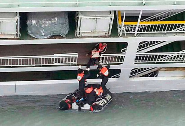 (รวมรูป) โศกนาฏกรรม เรือSEWOLล่มที่เกาหลีใต้