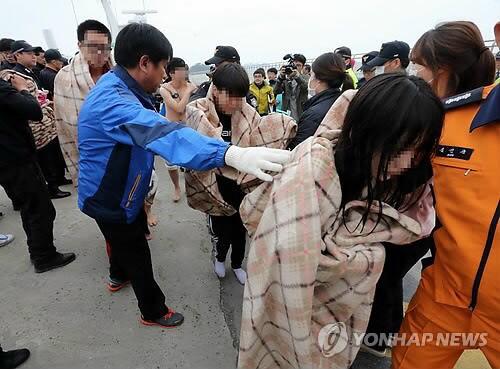 (รวมรูป) โศกนาฏกรรม เรือSEWOLล่มที่เกาหลีใต้