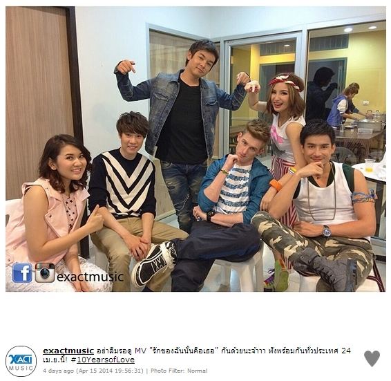 "รักฉันนั้นคือเธอ"  รวมพลัง The Star 10 รุ่น 50 ชีวิต