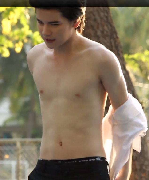 ร้อนๆๆ ถอดเสื้อแปป